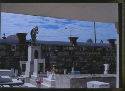 Parti av begravningsplatsen i Campeche. Den höga muren har använts för urnbegravningar.